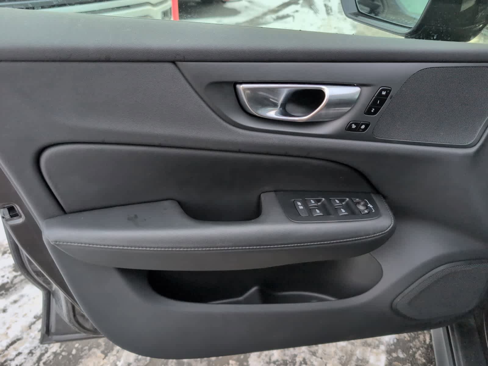 Used 2025 Volvo V60 B5 Cross Country Plus image 11