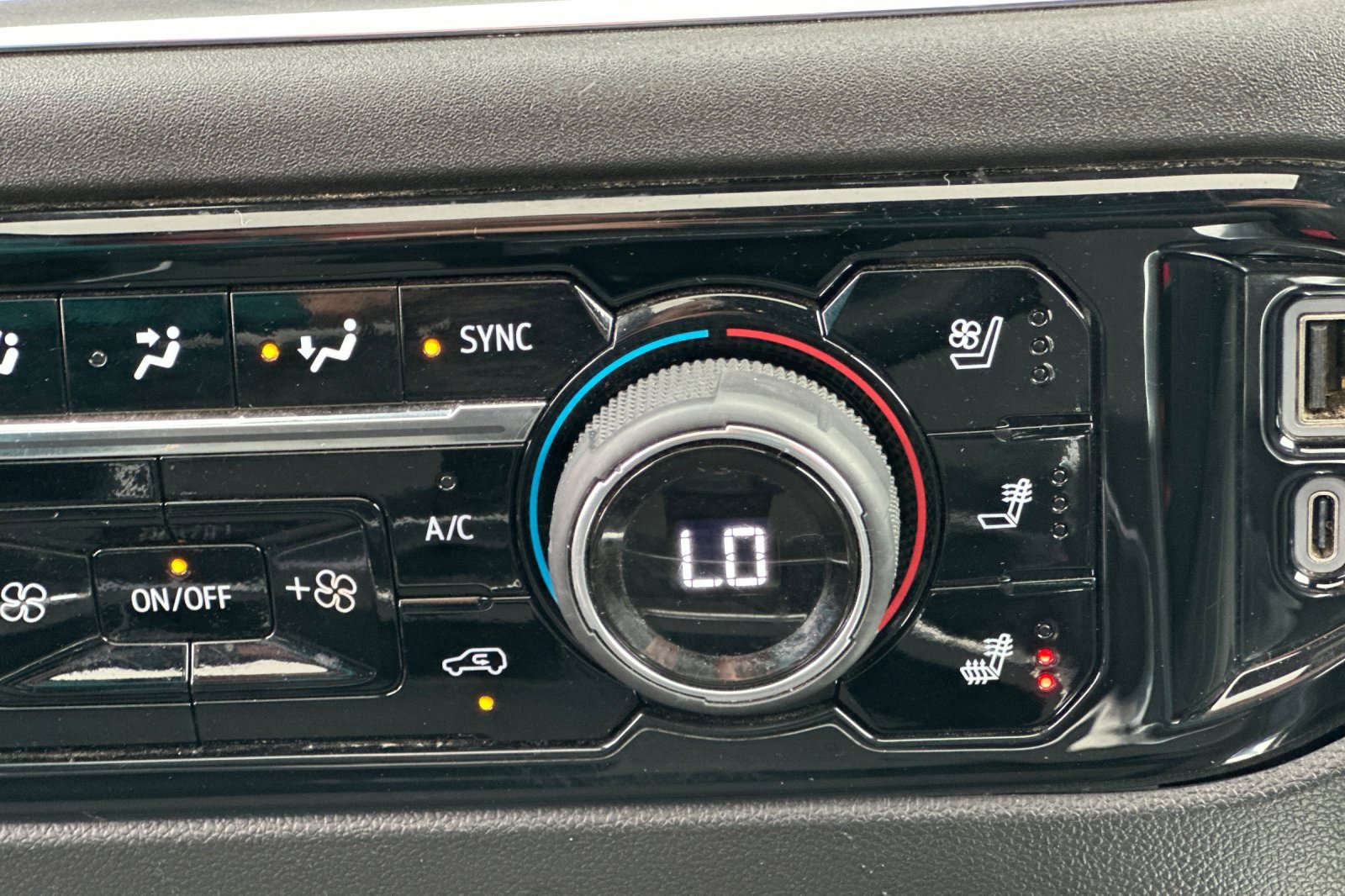 Used 2024 Chevrolet Silverado 2500 LTZ w/ LTZ Premium Package image 29