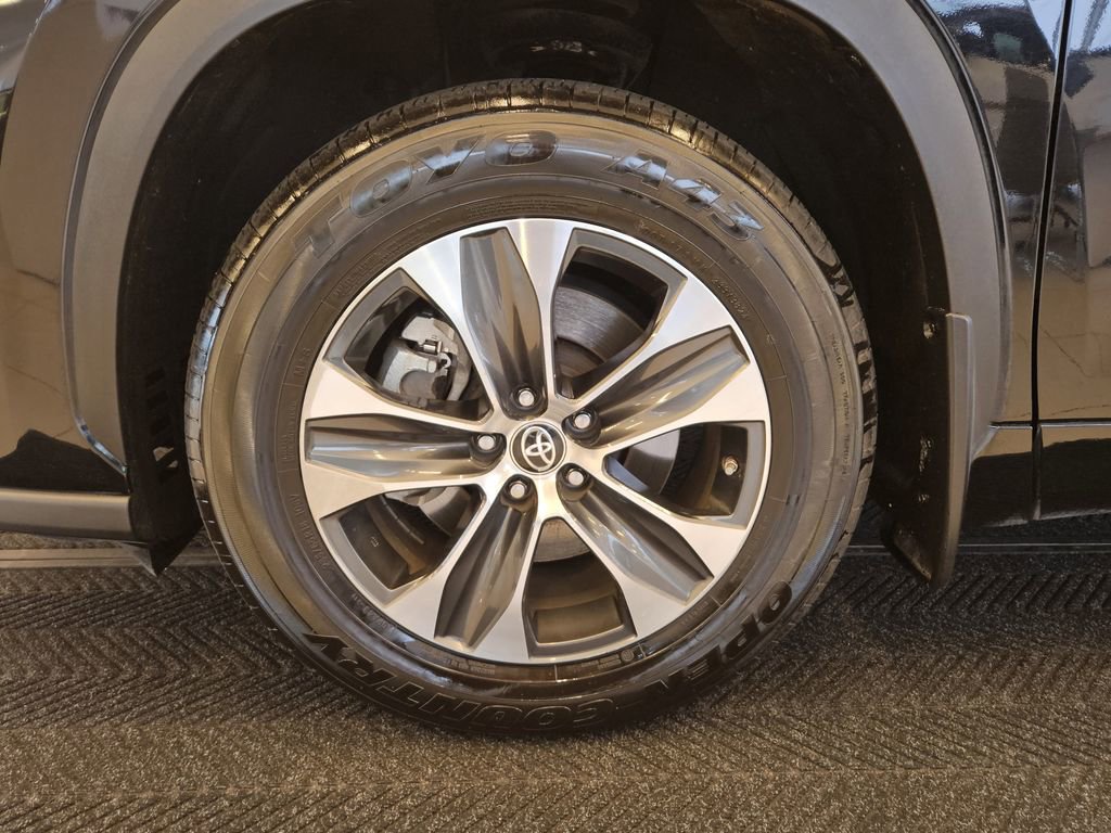Used 2023 Toyota Highlander XLE image 12