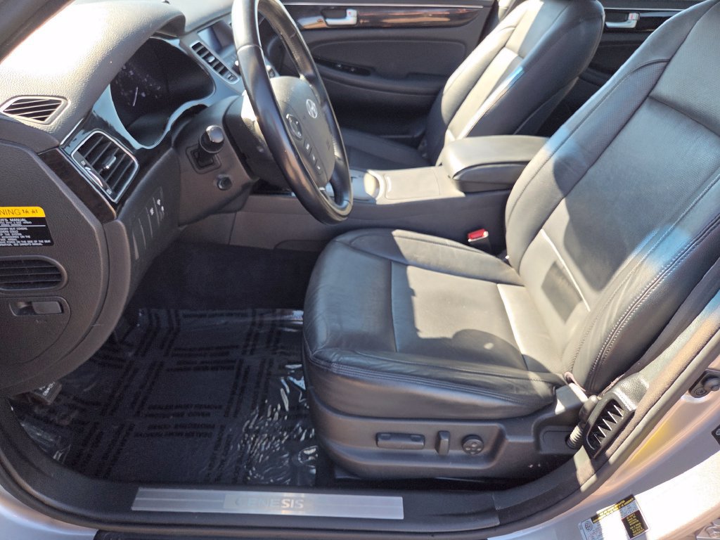 Used 2013 Hyundai Genesis 3.8 RWD image 6