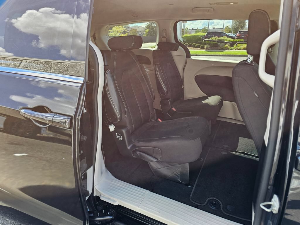 Used 2022 Chrysler Voyager LX FWD image 14