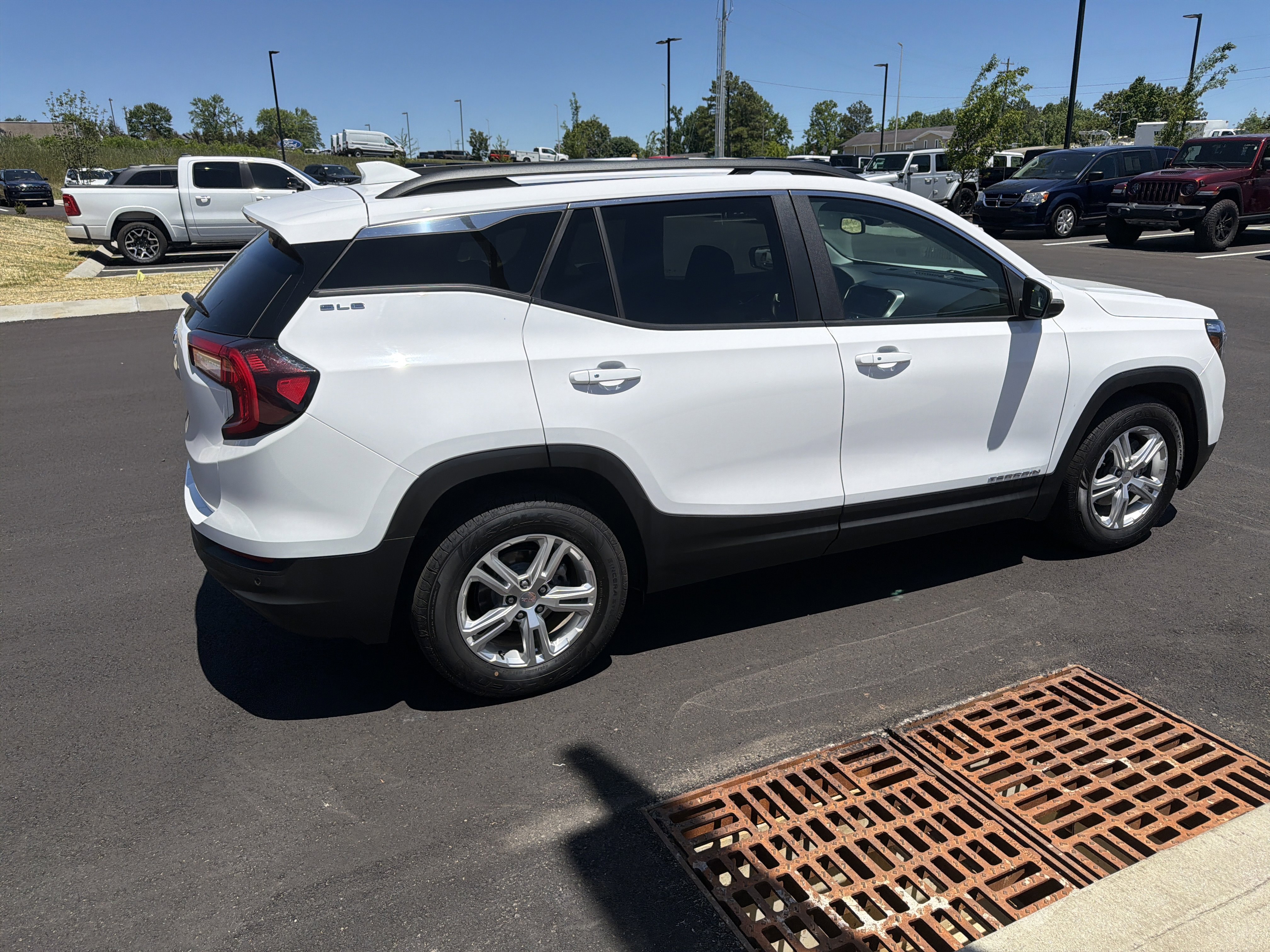 Used 2022 GMC Terrain SLE w/ Driver Convenience Package FWD image 9