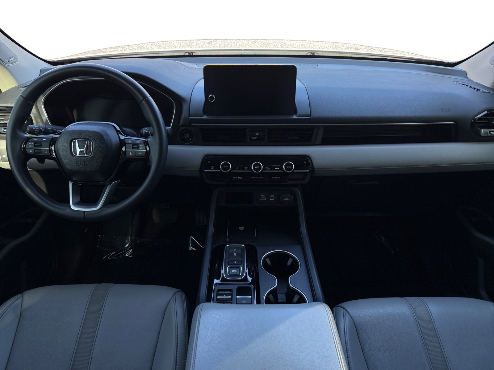 Used 2025 Honda Pilot Touring image 7