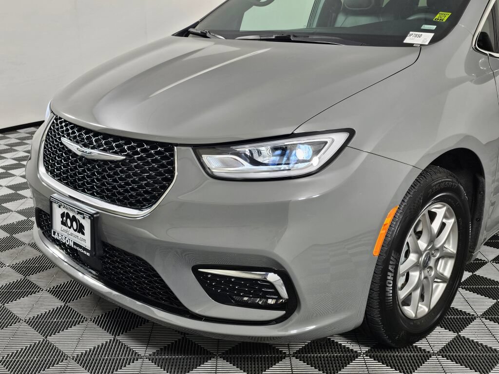 Used 2025 Chrysler Pacifica Select FWD image 10