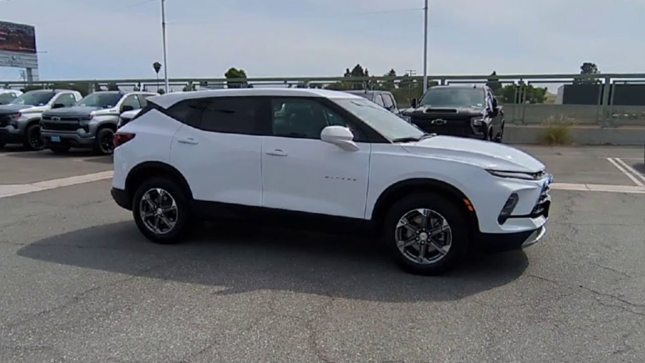 Used 2025 Chevrolet Blazer LT AWD/4WD image 9