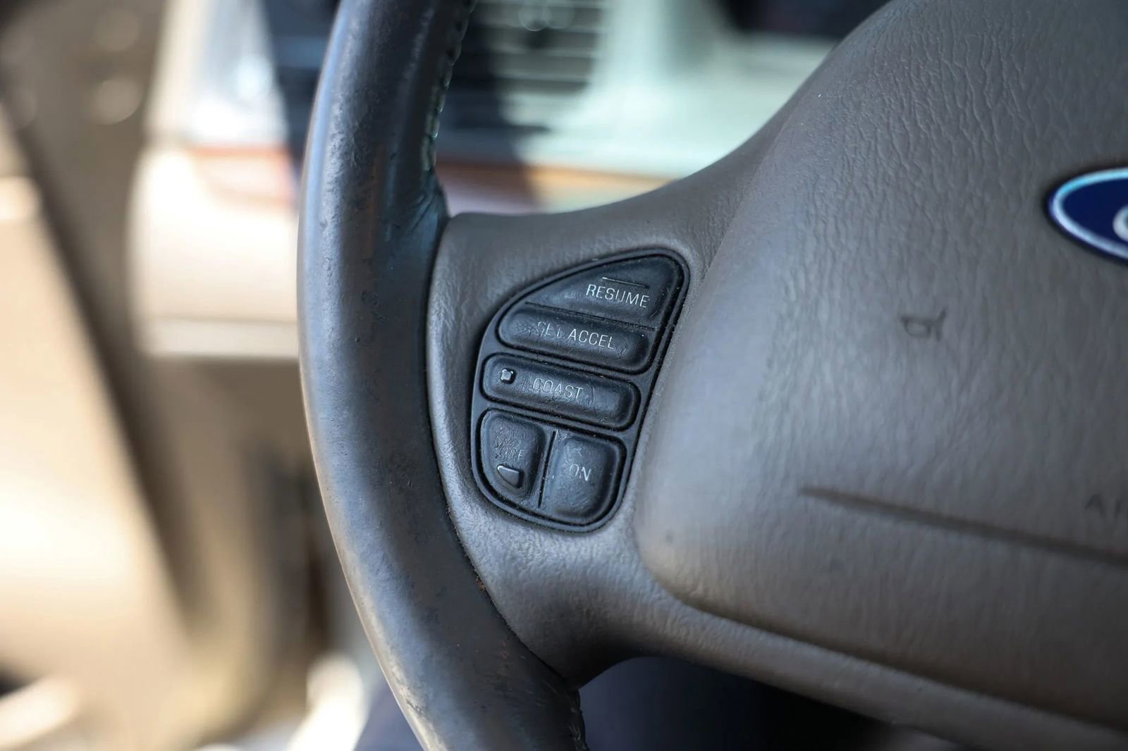 Used 2004 Ford Crown Victoria LX RWD image 24