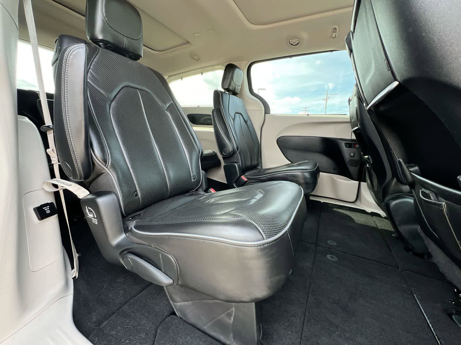 Used 2019 Chrysler Pacifica Limited w/ Tire & Wheel Group FWD image 20