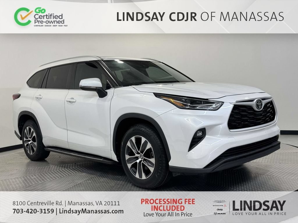 Used 2024 Toyota Highlander XLE FWD image 1