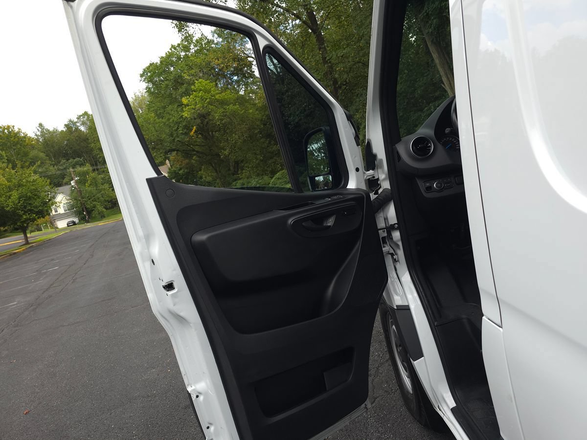 Used 2024 Mercedes-Benz eSprinter 170 Cargo image 17