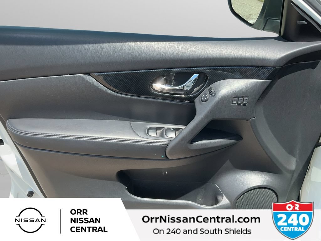 Used 2017 Nissan Rogue SL w/ SL Premium Package AWD/4WD image 16