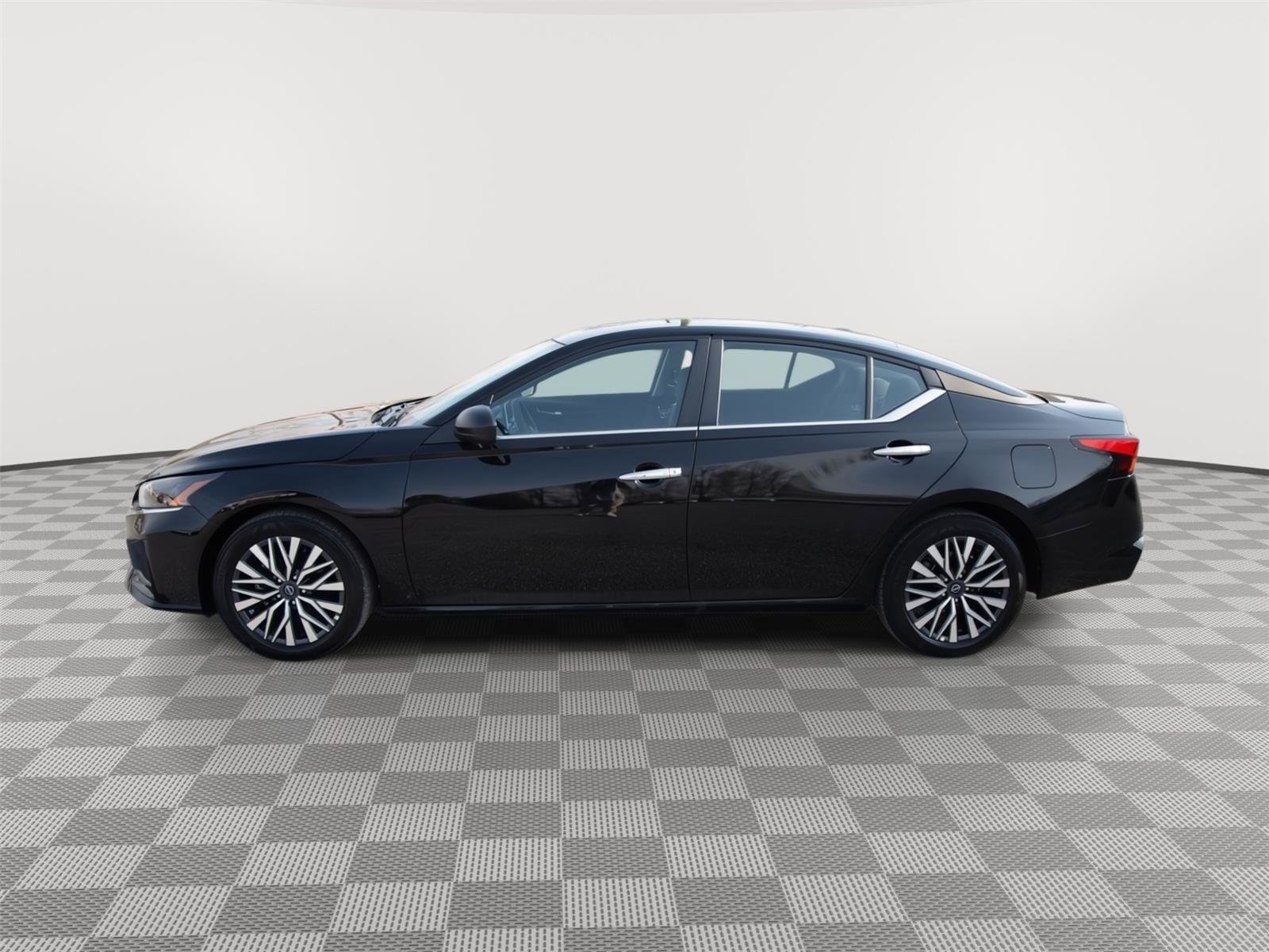 Used 2025 Nissan Altima 2.5 SV image 8