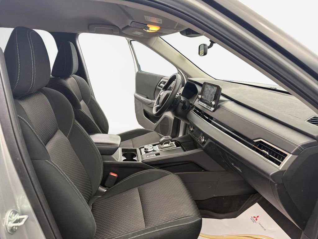 Used 2024 Mitsubishi Outlander ES image 24