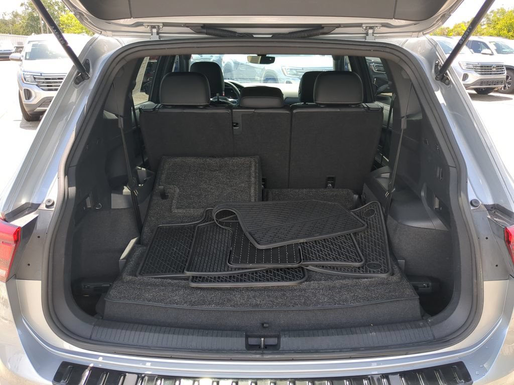 Certified 2023 Volkswagen Tiguan SE R-Line FWD image 9
