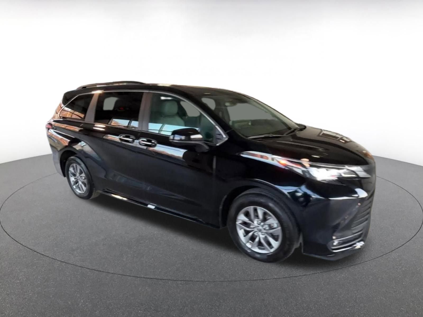 Used 2025 Toyota Sienna XLE image 2