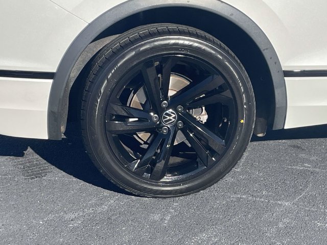 Certified 2023 Volkswagen Tiguan SE R-Line FWD image 9