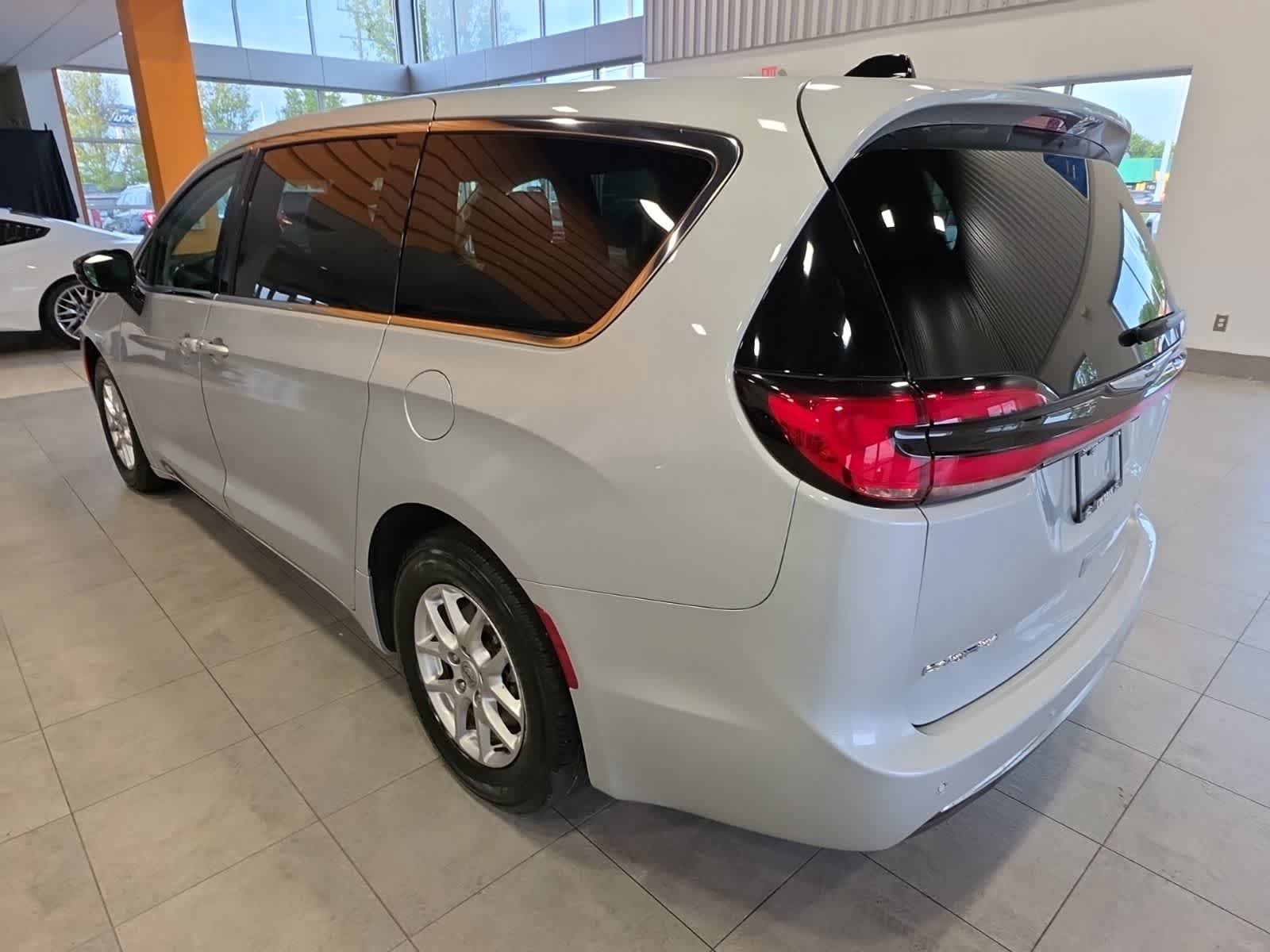 Used 2024 Chrysler Pacifica Touring-L FWD image 12
