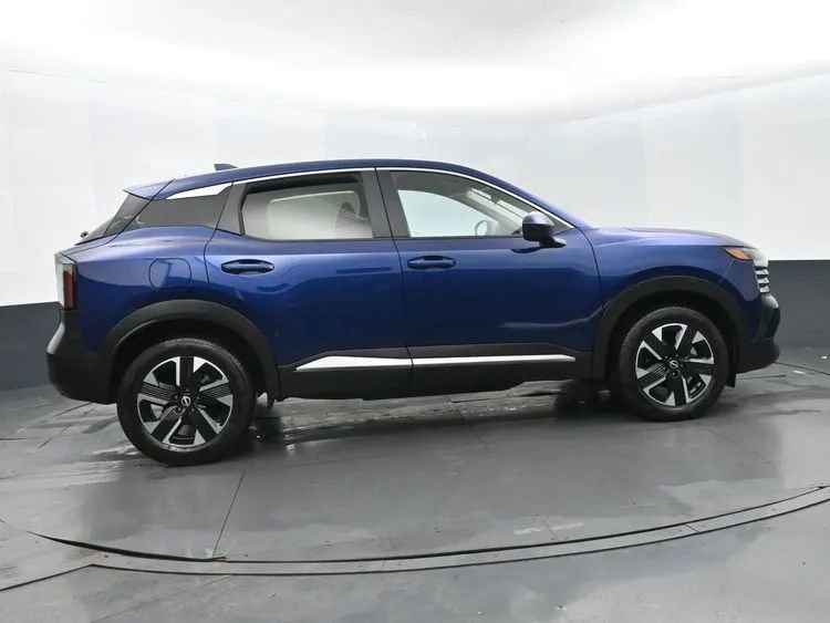 Used 2025 Nissan Kicks SV AWD/4WD image 4