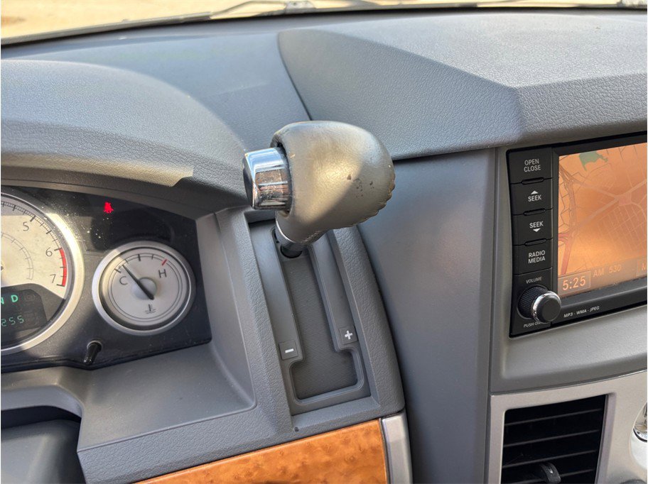 Used 2010 Chrysler Town & Country Limited image 33