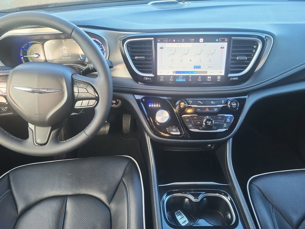 Used 2023 Chrysler Pacifica Limited w/ Uconnect Theater Family Group image 12