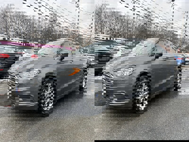 Used 2017 Ford Fusion SE image 1
