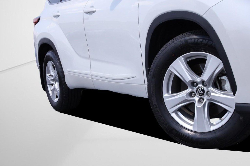 Used 2022 Toyota Highlander LE AWD/4WD image 3
