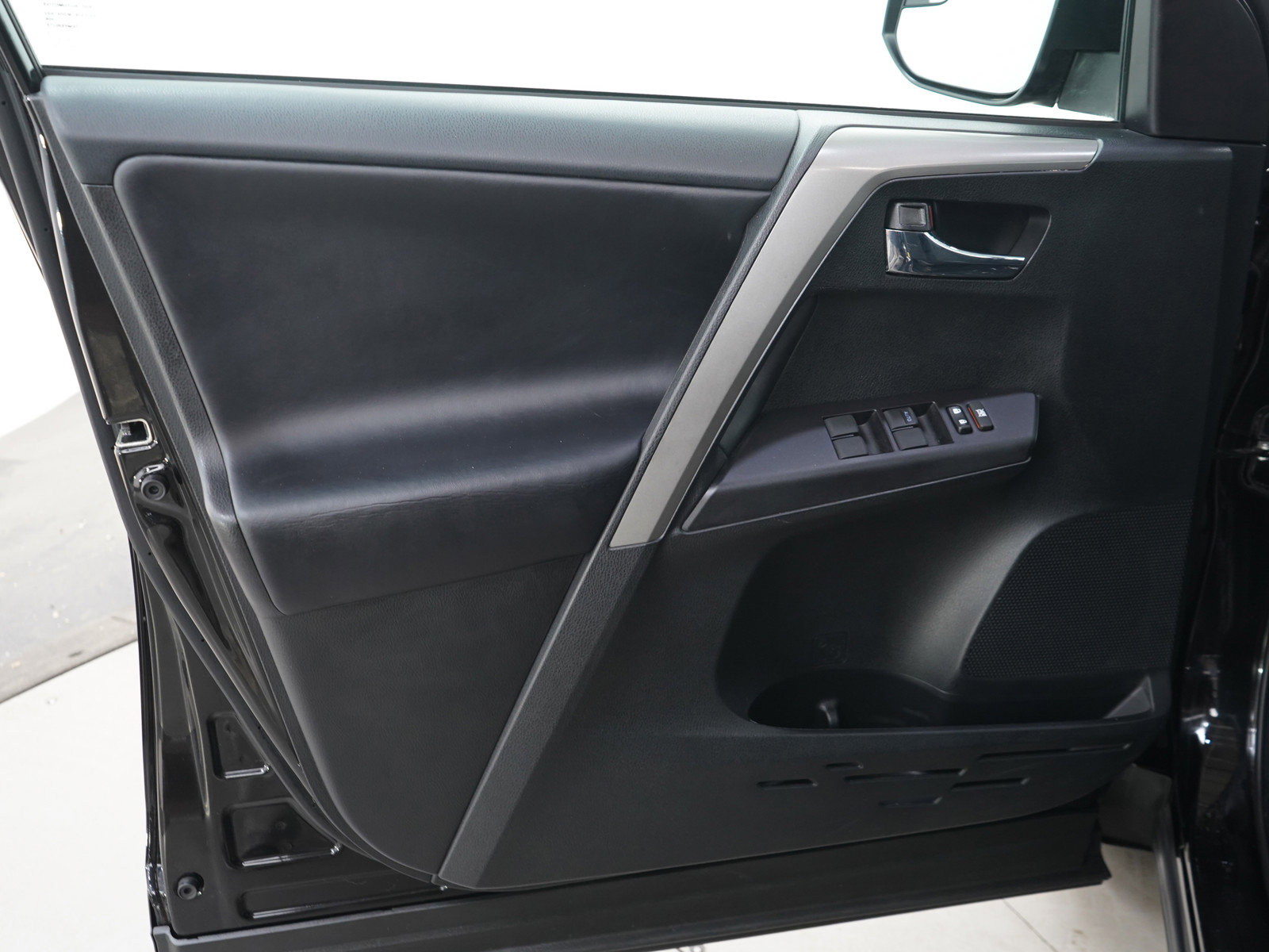 Used 2018 Toyota RAV4 XLE AWD/4WD image 20