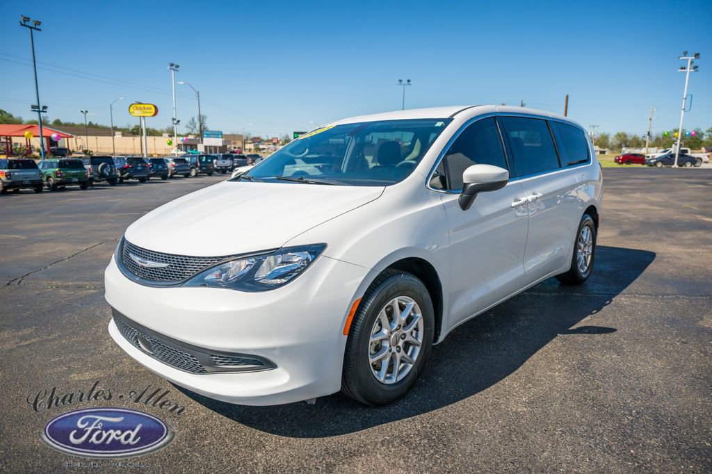 Used 2022 Chrysler Voyager LX image 3