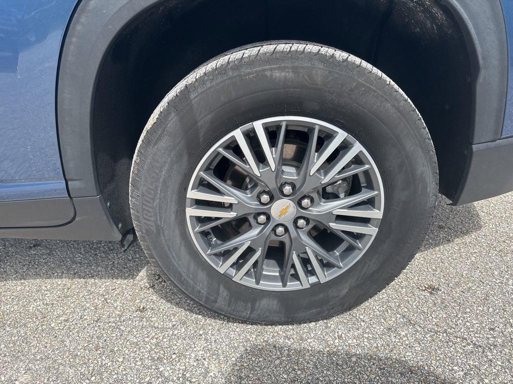 Used 2025 Chevrolet Traverse LT image 12