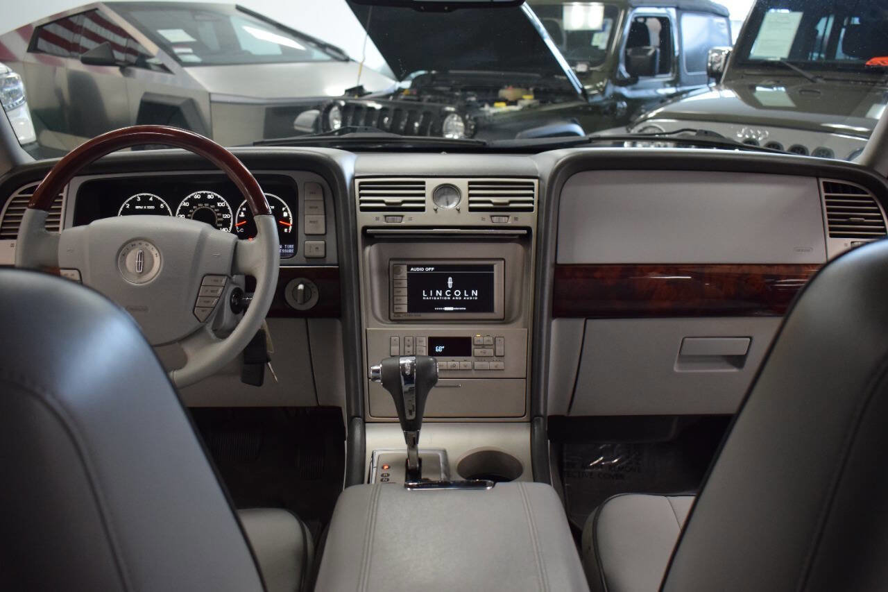 Used 2006 Lincoln Navigator Luxury image 23