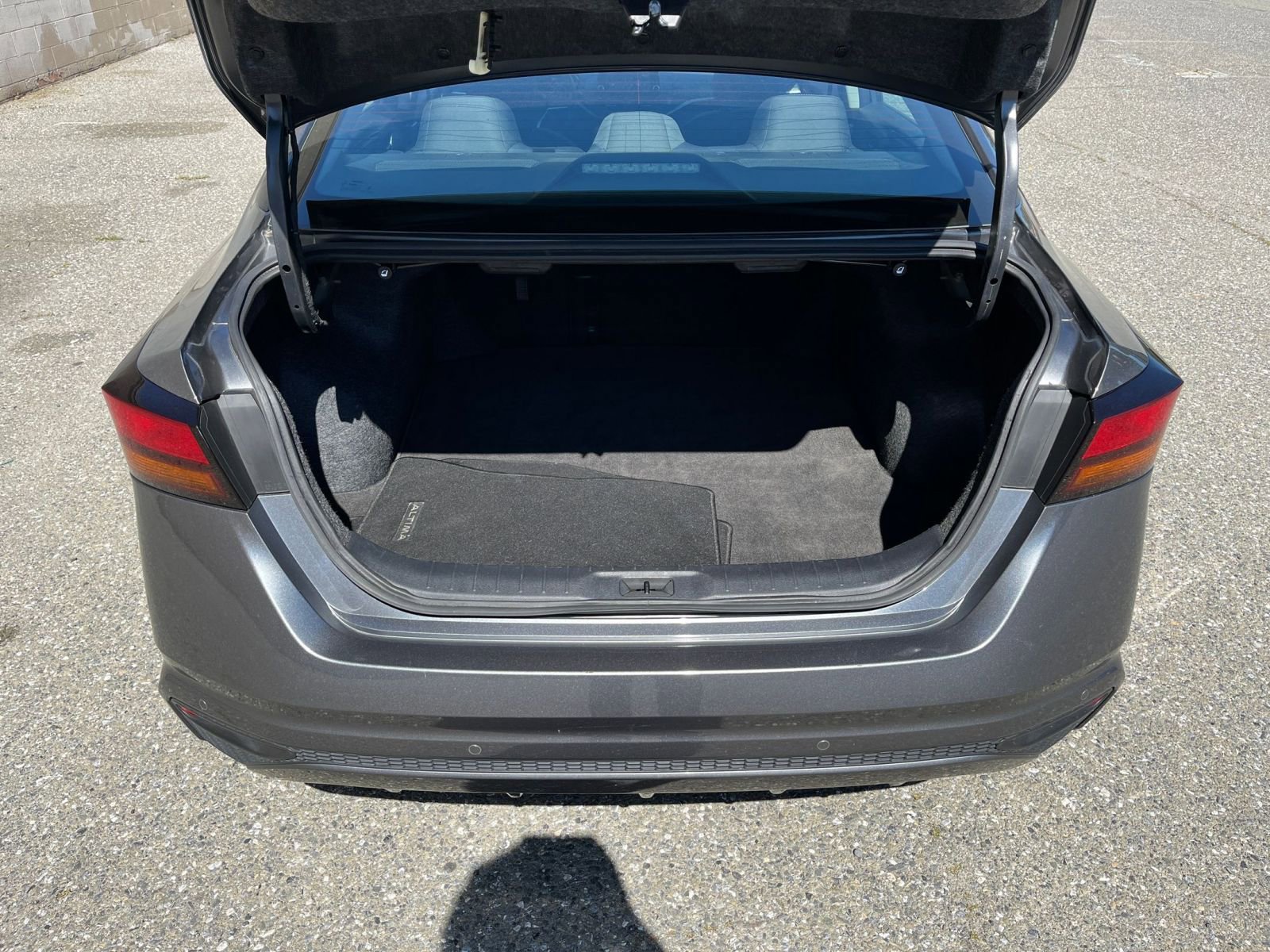 Used 2025 Nissan Altima 2.5 SV FWD image 31