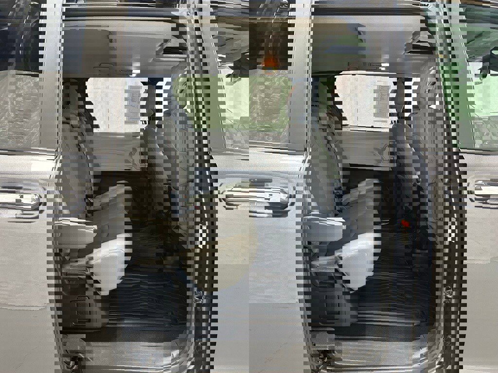 Used 2025 Toyota Sienna XLE image 54