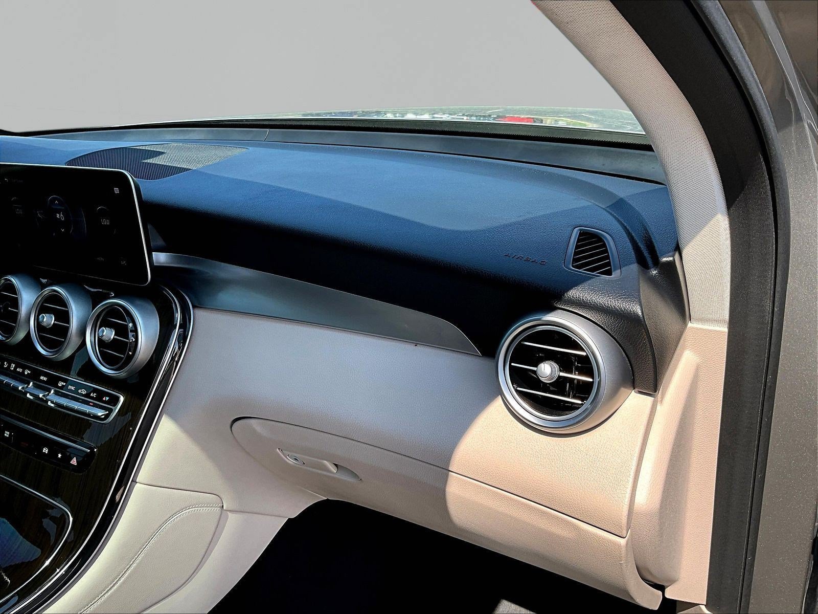 Used 2021 Mercedes-Benz GLC 300 4MATIC w/ Premium Package image 25