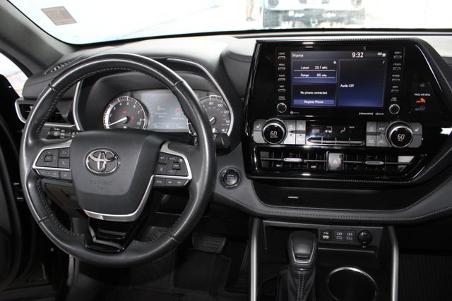 Used 2022 Toyota Highlander XSE AWD/4WD image 25