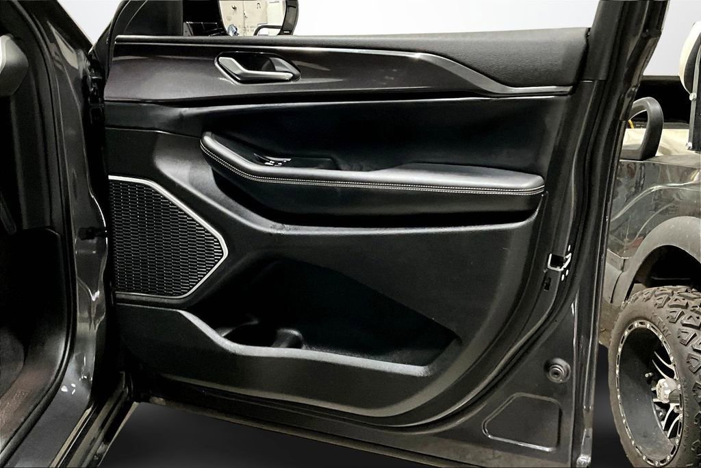 Used 2022 Jeep Grand Cherokee L Laredo image 27