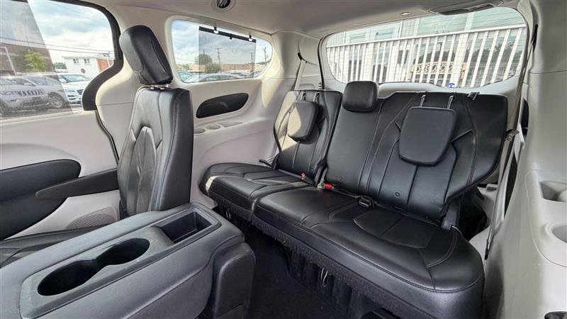 Used 2018 Chrysler Pacifica Touring-L FWD image 41