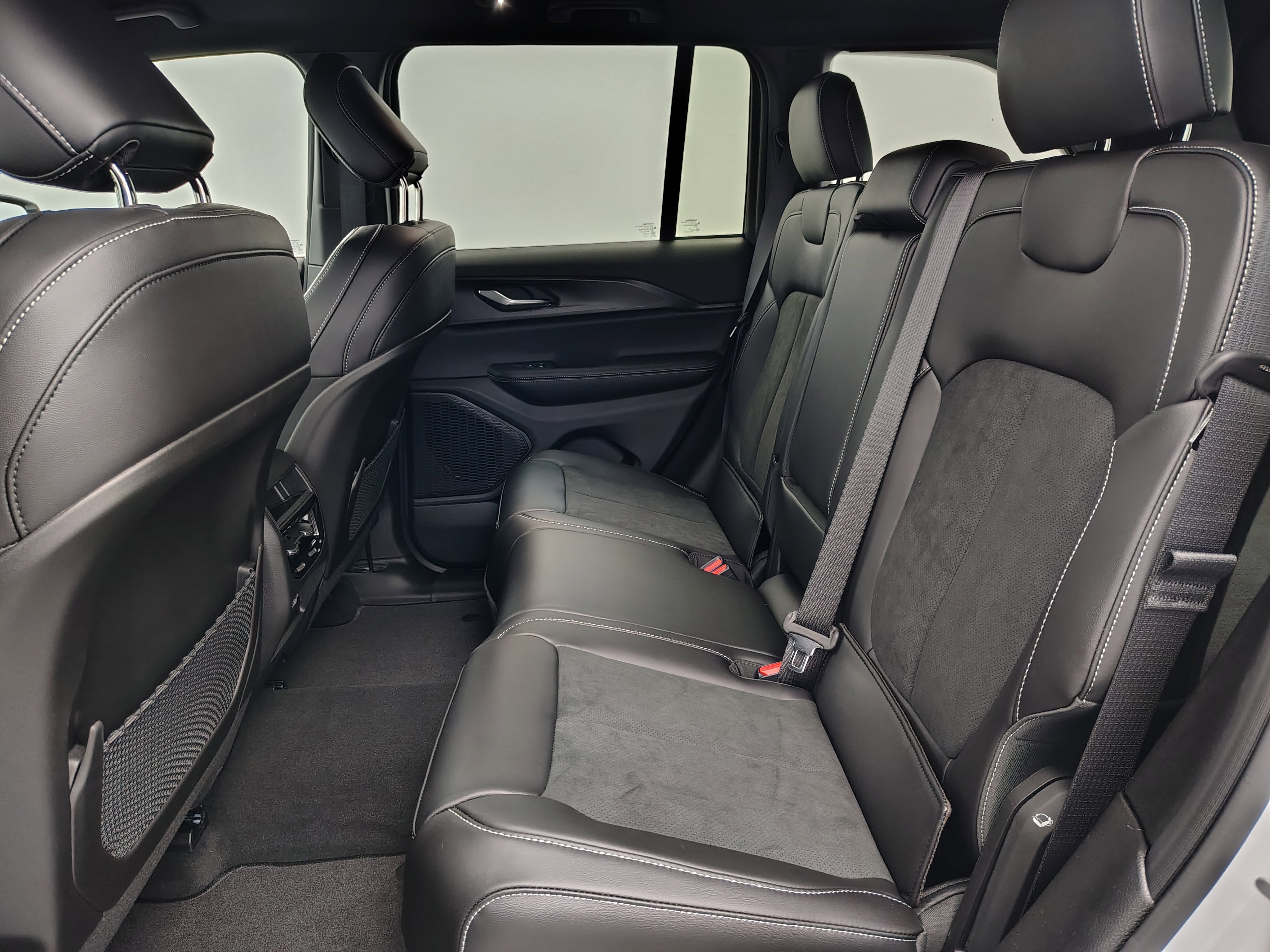 New 2025 Jeep Grand Cherokee Altitude image 21