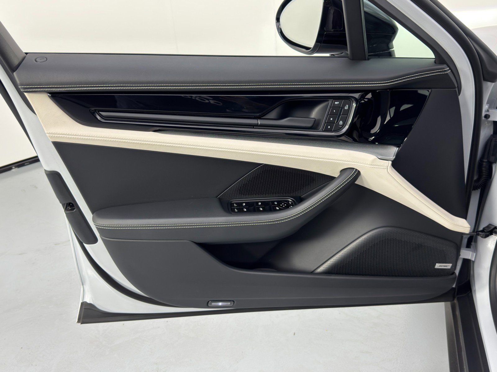 Used 2024 Porsche Panamera 4 w/ Premium Package image 46