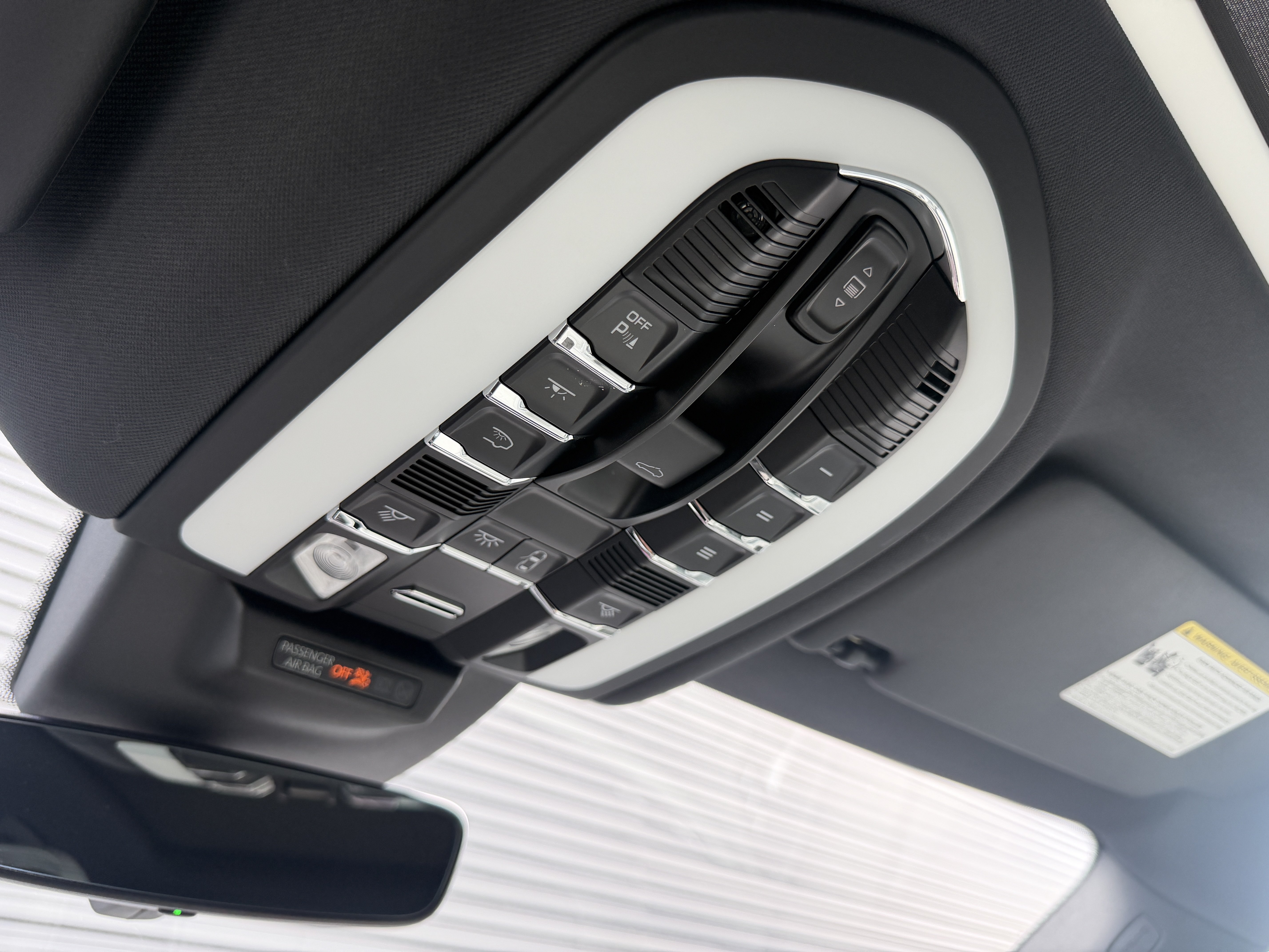 Certified 2024 Porsche Macan AWD/4WD image 32
