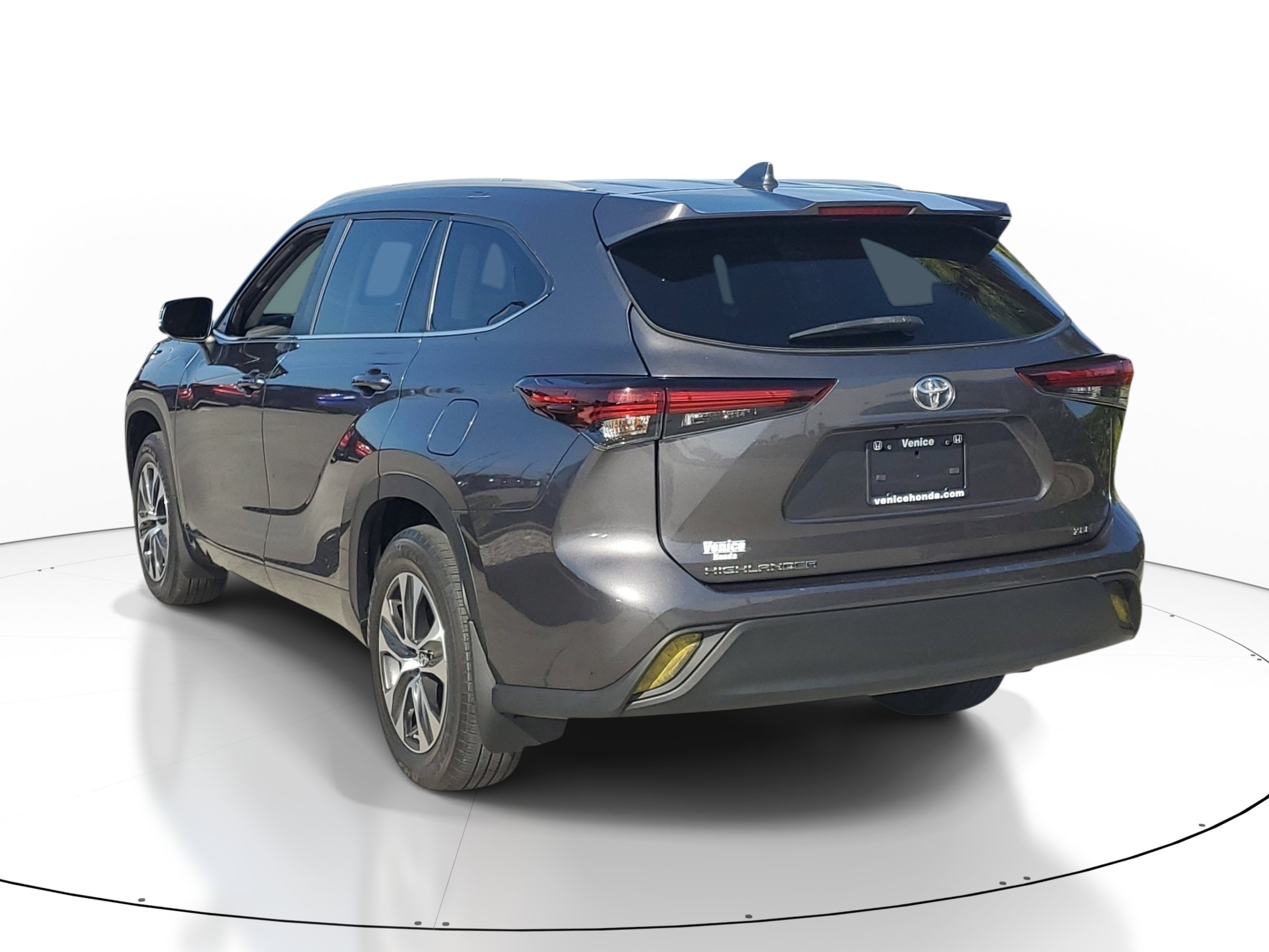 Used 2024 Toyota Highlander XLE FWD image 4