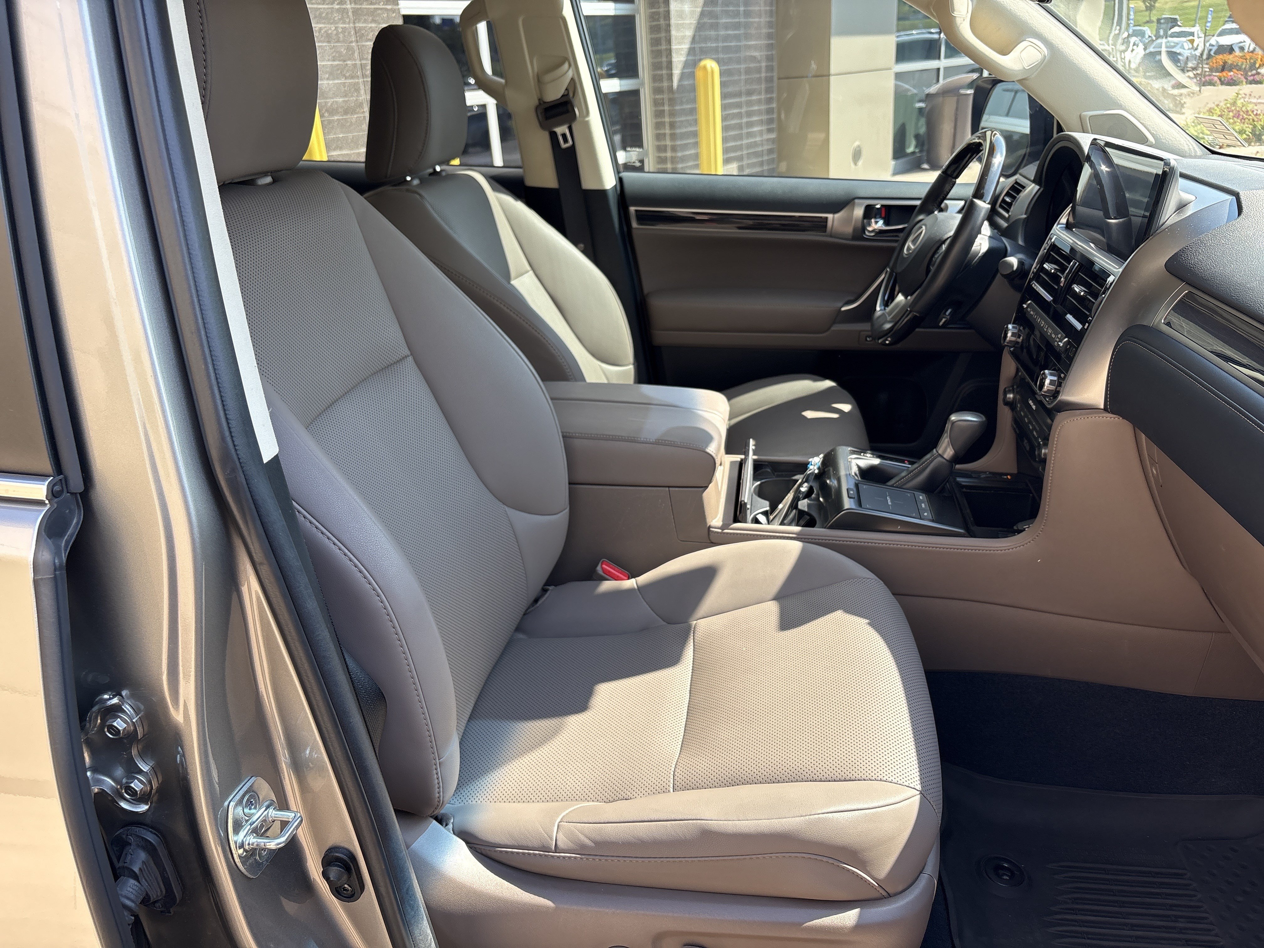 Used 2023 Lexus GX 460 Premium w/ Accessory Package AWD/4WD image 33