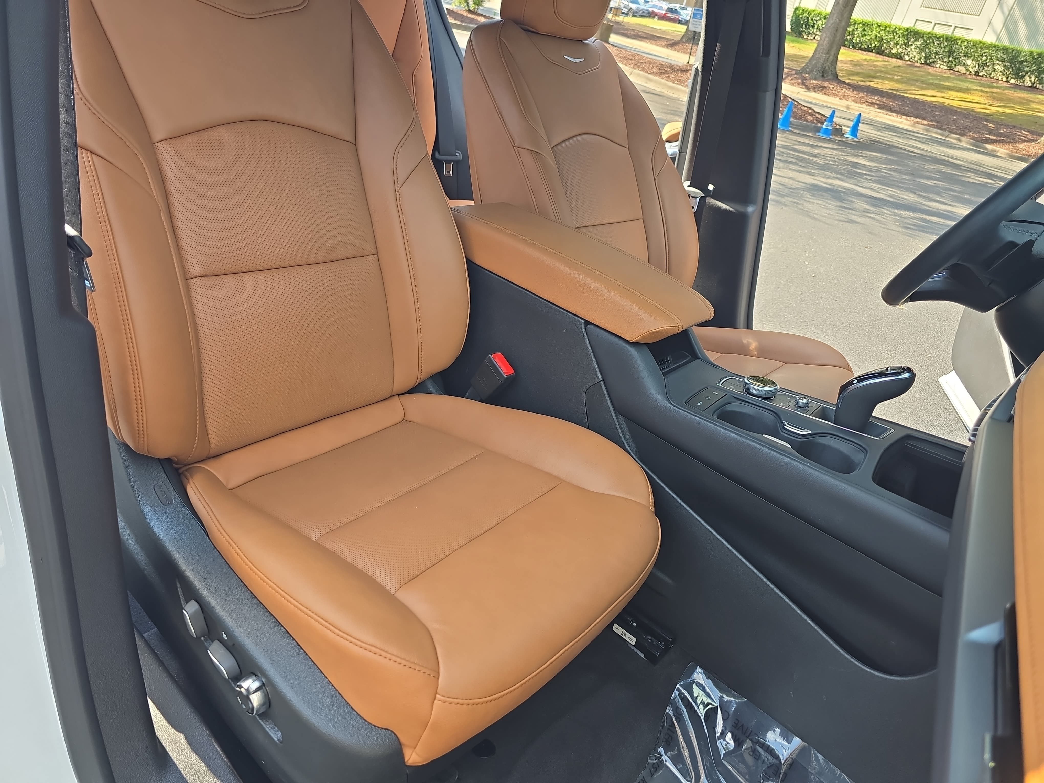 Used 2024 Cadillac XT4 Premium Luxury w/ Technology Package FWD image 10