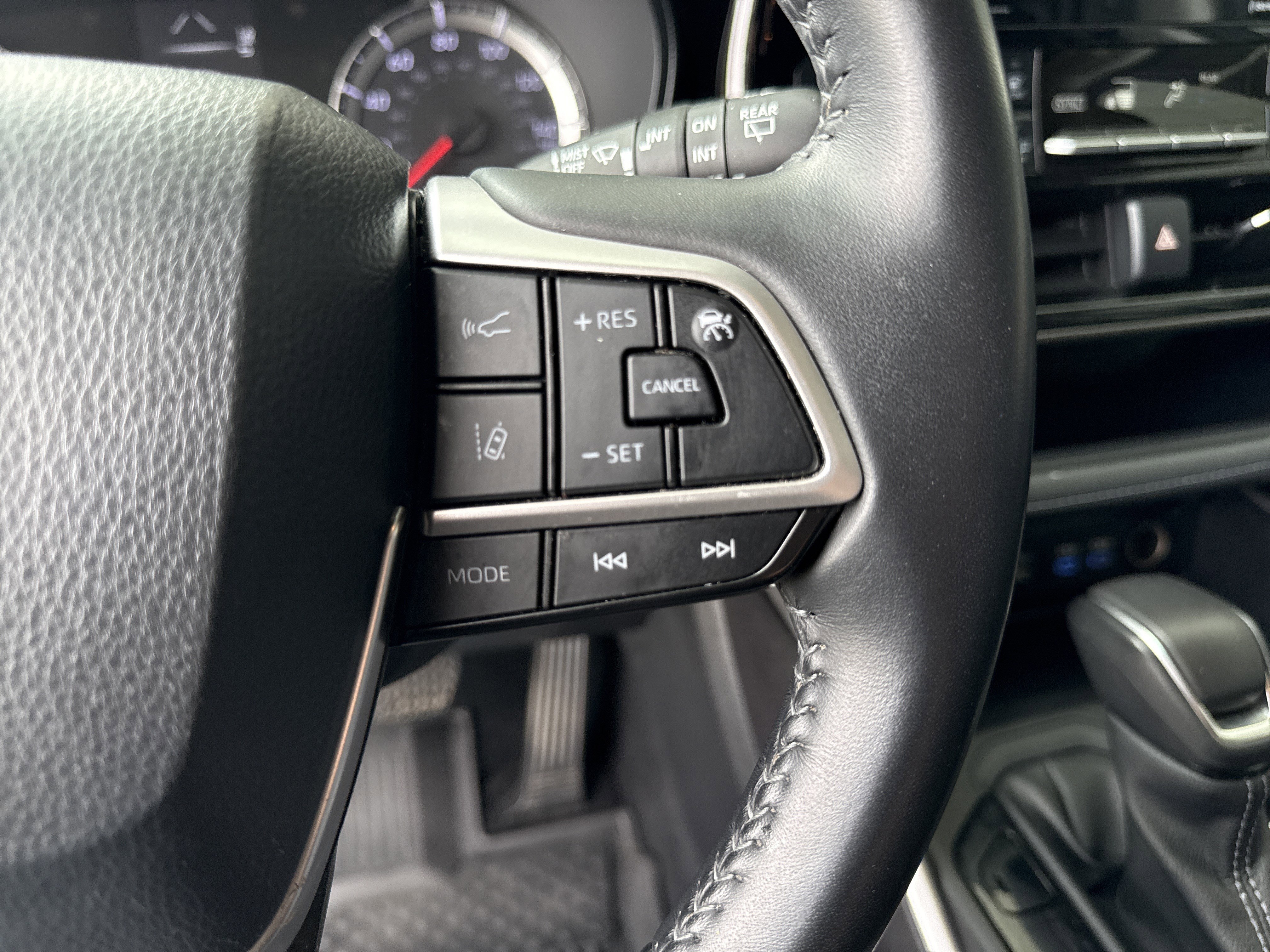 Used 2022 Toyota Highlander LE AWD/4WD image 9