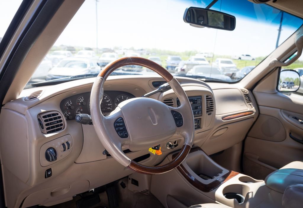 Used 1998 Lincoln Navigator 4WD image 2