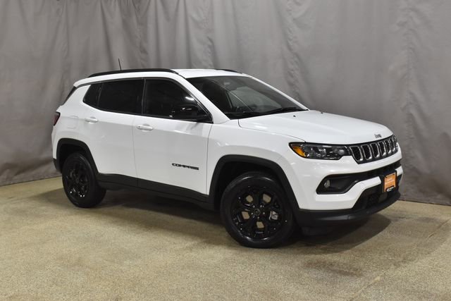 Used 2025 Jeep Compass Latitude AWD/4WD image 4