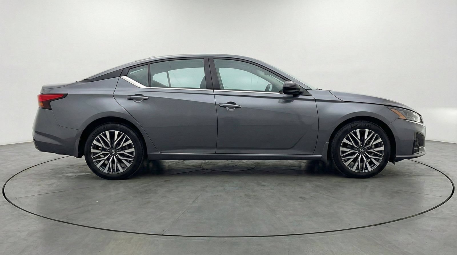 Used 2025 Nissan Altima 2.5 SV FWD image 13