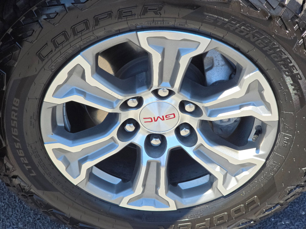 Used 2025 GMC Sierra 1500 SLE AWD/4WD image 3