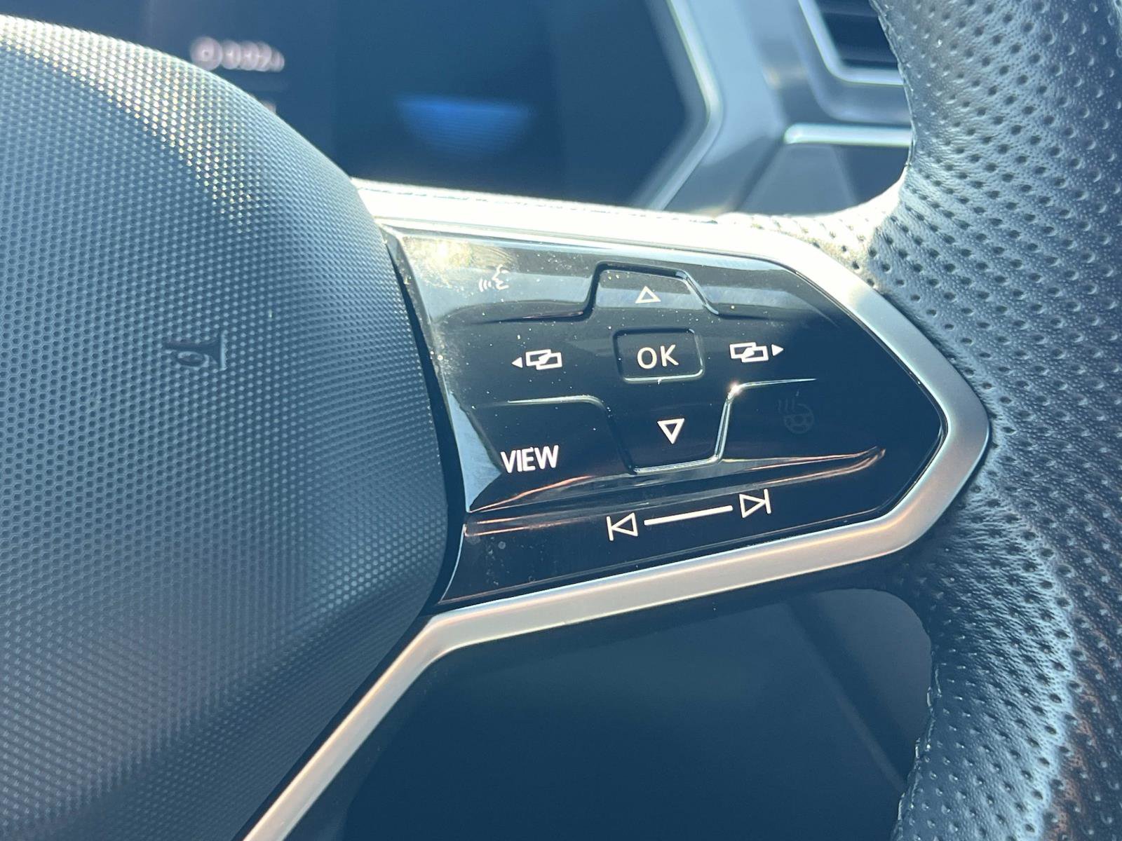 Certified 2022 Volkswagen Tiguan SE R-Line image 8