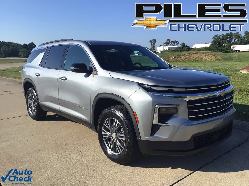 Used 2025 Chevrolet Traverse LT