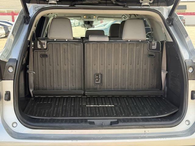 Used 2023 Toyota Highlander LE FWD image 33