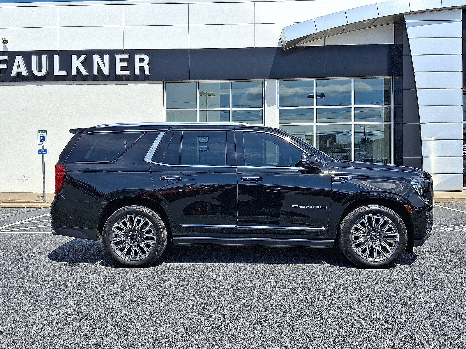 Used 2023 GMC Yukon Denali Ultimate AWD/4WD image 7